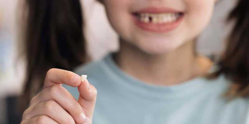 دندان شیری کودک را بکشیم یا پر کنیم؟